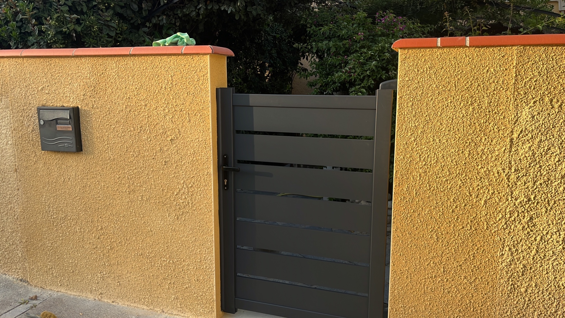 Mur de clôture et portail réalisés par BP Construction 66 à Perpignan